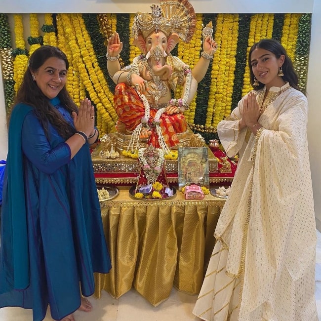 Amrita Singh (Left) and daughter Sara Ali Khan in September 2021