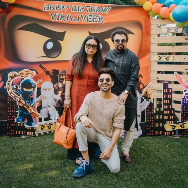 Aparshakti Khurana posing with his parents in January 2020