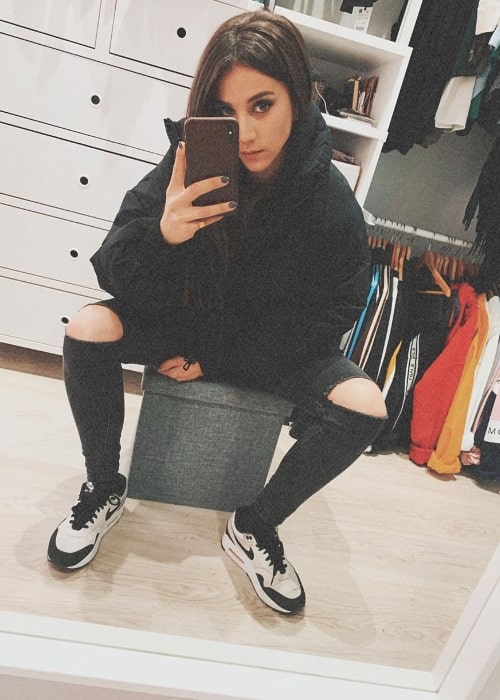 Claudia Salas clicking a mirror selfie in November 2019