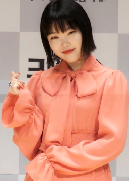 Lee Su-hyun posing for the camera while attending the JTBC Superband press conference in 2019