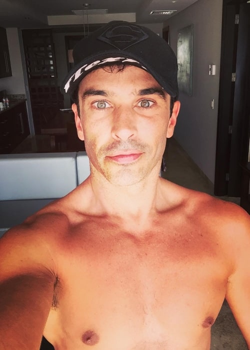 Mart&iacute;n Karpan as seen while taking a shirtless selfie in May 2016
