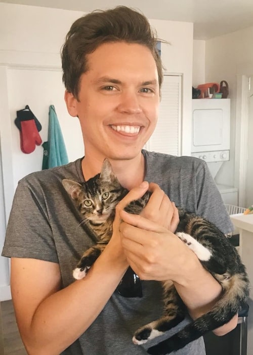 Roomie Height, Weight, Age, Body Statistics